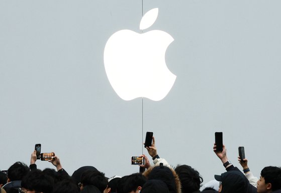 애플은 자사의 자사의 로고나 상표와 유사한 브랜드에 상표권 소송을 내는 기업으로 악명이 높다. 사진은 지난달 20일 서울 마포구에 개장한 애플스토어 홍대점. 연합뉴스