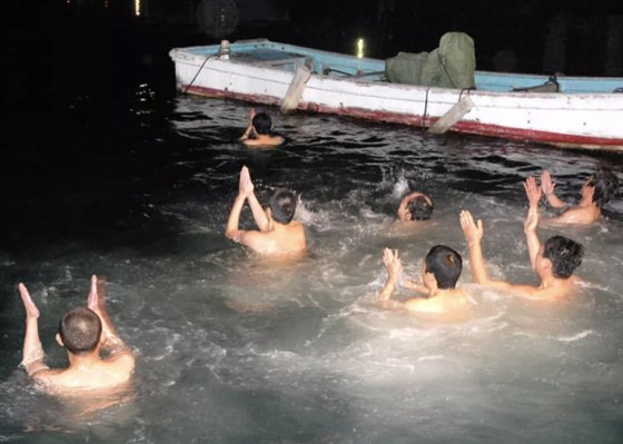 매년 2월 열리는 미에현 야야 축제에서는 남성들이 해가 진 뒤에 알몸으로 바다·강에 들어가 몸을 깨끗하게 하는 의식을 치른다. 관광 미에 공식 홈페이지 