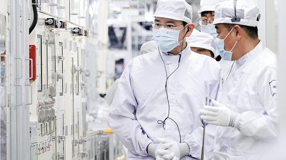지난 9일 이재용 삼성전자 회장이 말레이시아 스름반 삼성SDI 생산법인 1공장을 살펴보고 있다. 사진 삼성전자