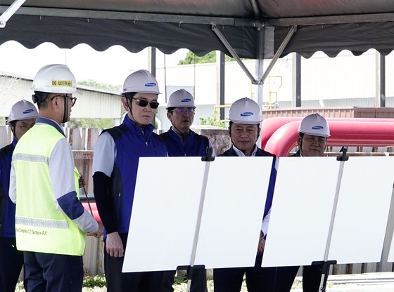 지난 9일 이재용 삼성전자 회장이 말레이시아 스름반 삼성SDI 생산법인 2공장 현황에 대한 설명을 듣고 있다. 사진 삼성전자 