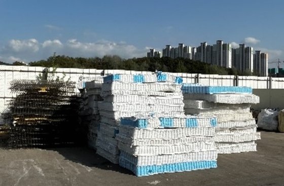 국내 한 재활용센터에서 대기 중인 매트리스 폐기물. 사진 한국공공자원순환협회