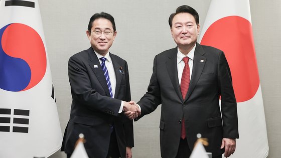 윤석열 대통령(오른쪽)과 기시다 후미오 일본 총리. 사진 대통령실