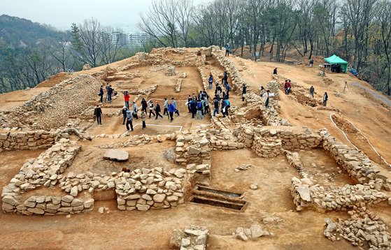 2013년 '아차산 홍련봉 1,2보루 발굴조사 설명회'가 서울 광진구와 한국고고환경연구소 주최로 열렸을 때 모습. 참석자들이 홍련봉 2보루를 둘러보고 있다. 중앙포토