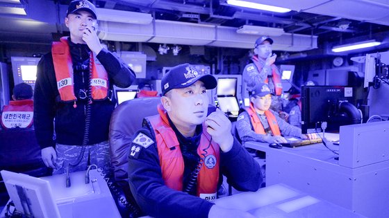 지난 7일 오후 해군 2함대사령부 산하 대구급 호위함(2800t급) 서울함의 전투 지휘실에서 승조원들이 박제준 함장(42·가운데)의 지휘로 전투 훈련을 하고 있다. 사진 해군