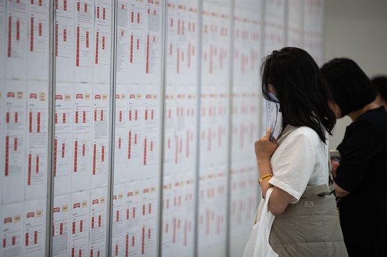 구직여성들이 서울 중구 동대문디자인플라자(DDP)에서 열린 2023 서울우먼업 페어에서 채용공고를 살피고 있다. [뉴스1]