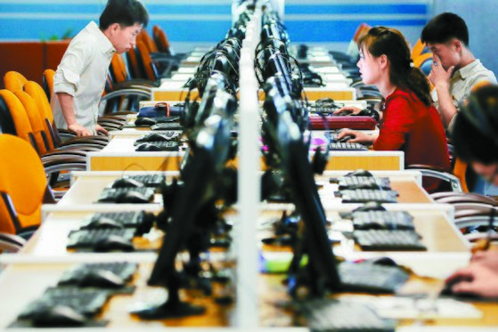 지난 2017년 북한 평양에 위치한 과학기술전당에서 북한 청년들이 컴퓨터를 쓰고 있다. AP=연합뉴스