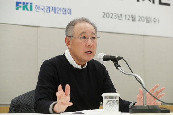 류진 한국경제인협회 회장이 지난 20일 서울 영등포구 FKI타워에서 열린 '출입기자단 간담회'에서 발언하고 있다. 사진 한국경제인협회