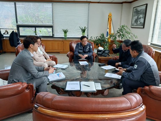 충북 단양군이 단양읍에 있는 한 시멘트업체와 인구시책 홍보 간담회를 하고 있다. 사진 단양군