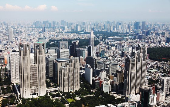 일본 도쿄 도심 전경. 왼쪽 앞의 쌍둥이빌딩은 도쿄 도청이며 뒤로 보이는 오피스 빌딩은 도쿄역이 있는 시내 중심가이다. 공동취재단