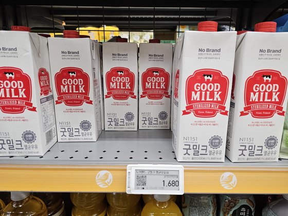 O leite pasteurizado da Polónia foi vendido como produto PB num grande supermercado em Sejong.  Custa 1.680 won por litro, metade do preço do leite nacional.  Sejong = Repórter Na Sung-hyeon