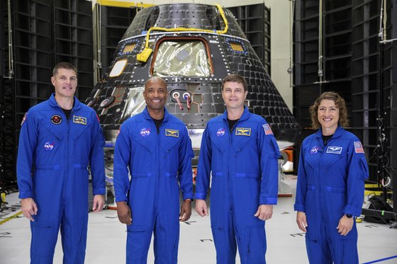 미국의 유인 달 탐사 프로젝트 아르테미스에 참가하는 우주인 4명이 지난해 8월 플로리다 케네디 우주센터에 모여 있다. 이들은 2025년 9월 달 궤도를 비행한 뒤 2026년 9월 달 남극에 착륙할 계획이다. AP=연합뉴스