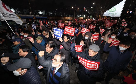 서울시의사회 회원들이 15일 오후 서울 용산구 전쟁기념관 앞에서 열린 의대 정원 증원 저지를 위한 궐기대회에서 의대 증원을 규탄하는 퍼포먼스를 하고 있다. 뉴스1