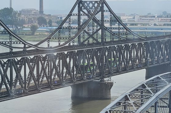 지난해 8월 북한 신의주를 출발한 버스 2대가 압록강 철교를 통해 중국으로 넘어가는 모습. 연합뉴스