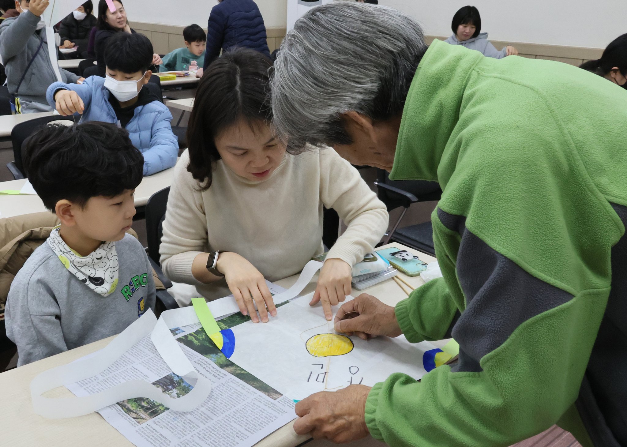 행사에 참가한 한 가족이 부산시 무형문화재 배무삼 지연장의 지도 아래 창작연을 만들고 있다. 송봉근 기자