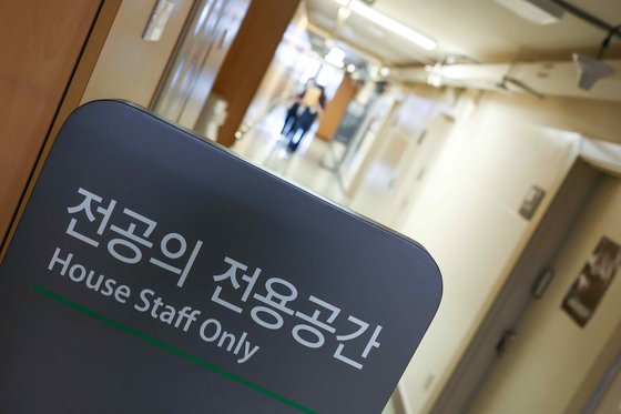 18일 오전 서울 한 병원 전공의 전용공간에서 의료진 등 관계자들이 이동하고 있다. 연합뉴스