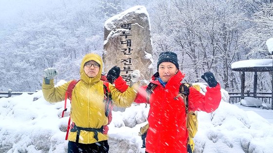 지난해 12월 31일, 강원도 고성군 진부령에서 백두대간 종주를 시작하는 김영주(왼쪽) 기자와 김미곤 대장. 47일만에 지리산 천왕봉에 올라 백두대간 동계 종주를 마무리했다. 김영주 기자