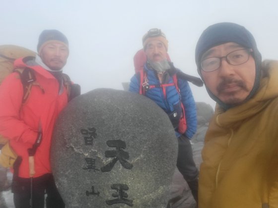 2월 15일 오전 7시, 경남 함양 지리산 천왕봉(1915m)에 오른 김미곤(왼쪽) 대장과 이억만씨, 김영주 기자. 지난해 12월 31일 진부령을 출발해 47일만에 지리산에 도착해 동계 백두대간 700㎞를 완주했다. 김영주 기자