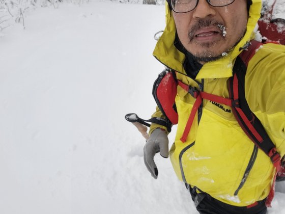 2월 6일 전북 무주 백암봉 오르기 전, 허리까지 빠지는 길을 헤쳐 나가고 있는 김영주 기자. 김영주 기자