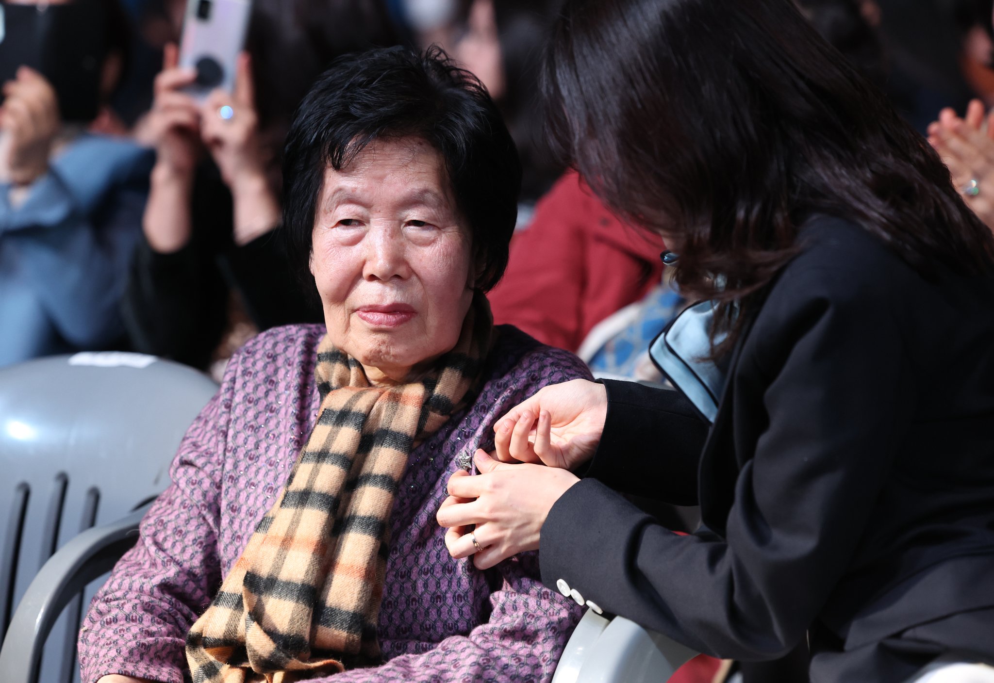 수능 최고령 수험생 김정자 씨(83세, 왼쪽)가 교표를 달고 있다. 김 씨는 올해 숙명여대 미래교육원 사회복지전공 새내기로 입학했다. 연합뉴스