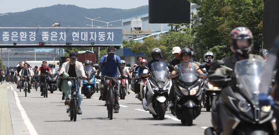 울산시 북구 현대자동차 명촌정문에서 오전조 근무자들이 퇴근하고 있다.연합뉴스
