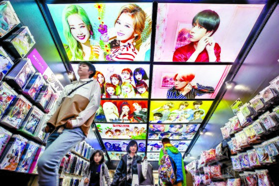 일본 도쿄 신오쿠보역 인근 한인타운을 찾은 일본시민 및 관광객들이 한인상가에서 다양한 한류상품을 살펴보고 있다. 뉴스1
