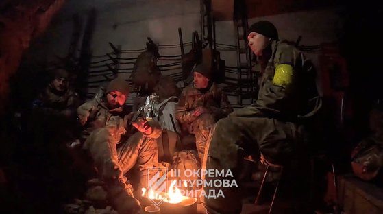 아우디이우카에서 모여 있는 우크라이나 군인들. 로이터=연합뉴스