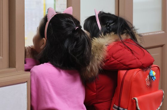 지난 1월 부산의 한 초등학교에서 예비소집에 참석한 학생들이 교실을 둘러보고 있다. 송봉근 기자