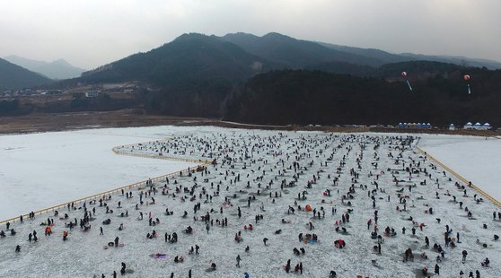  인제 빙어축제 모습. 연합뉴스