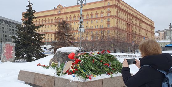 7일(현지시간) 러시아 모스크바 류반카 광장의 솔로베츠키 기념비에 알렉세이 나발니를 추모하는 꽃들이 놓여 있다. 연합뉴스