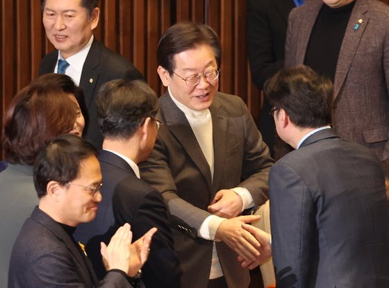 이재명 더불어민주당 대표가 20일 국회에서 교섭단체 대표 연설을 마친 홍익표 원내대표와 인사하고 있다. 연합뉴스