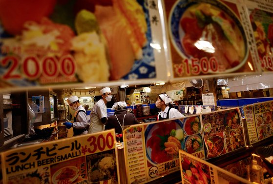 지난 2월 일본 도쿄 츠키지에 있는 한 음식점 풍경. 사진은 기사와 무관. 로이터=연합뉴스