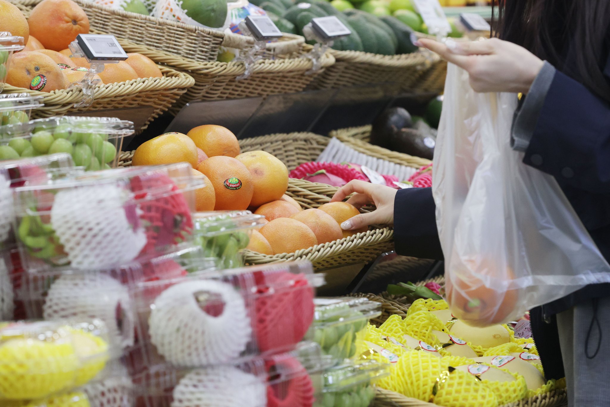 지난 18일 서울의 한 대형마트에서 시민이 수입 과일을 고르고 있다. 연합뉴스