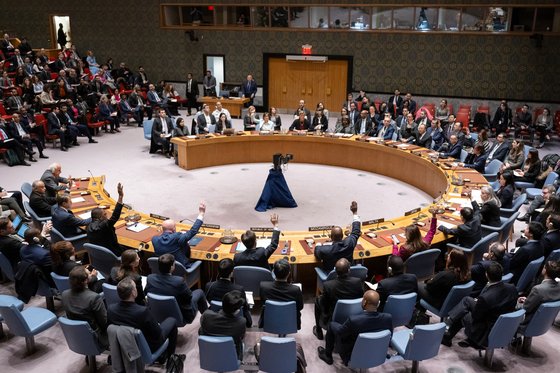 20일(현지시간) 미국 뉴욕 유엔 본부에서 열린 유엔 안보리 회의에서 각국 대표들이 가자 지구에서의 인도주의적 휴전을 요구하는 결의안 초안을 놓고 투표를 하고 있다. 신화=연합뉴스