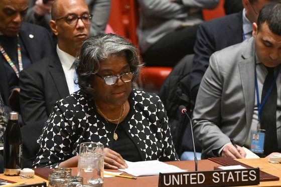 린다 토머스-그린필드 주유엔 미국 대사가 20일(현지시간) 미국 뉴욕 유엔본부에서 열린 유엔 안보리 회의에 참석해 진행 상황을 지켜보고 있다. AFP=연합뉴스