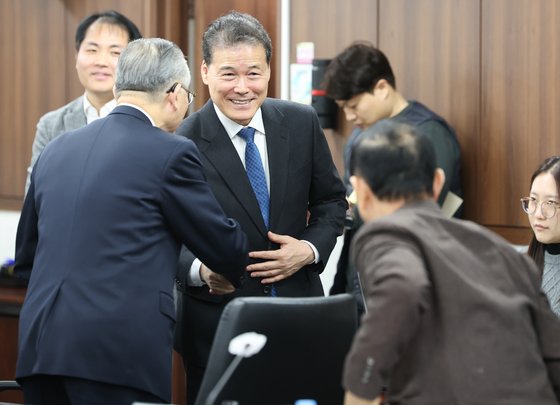 김영호 통일부 장관이 지난달 29일 서울 종로구 정부서울청사에서 열린 '북한이탈주민의 날' 제정 관련 민간단체 간담회에서 참석자들과 인사하고 있다. 뉴스1