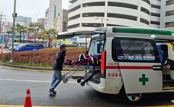 의사 집단행동이 사흘째 이어지고 있는 22일 오전 광주광역시 동구 전남대병원에서 한 환자가 타 원으로 전원 가기 위해 사설구급차에 탑승하고 있다. 황희규 기자