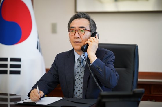 지난달 23일 조태열 외교부 장관이 가미카와 요코 일본 외상과 처음으로 통화하는 모습. 외교부.