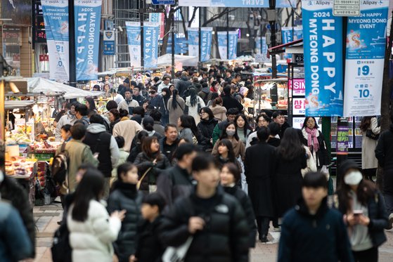 지난 18일 서울 명동거리가 시민들과 관광객들로 붐비고 있다. 뉴스1
