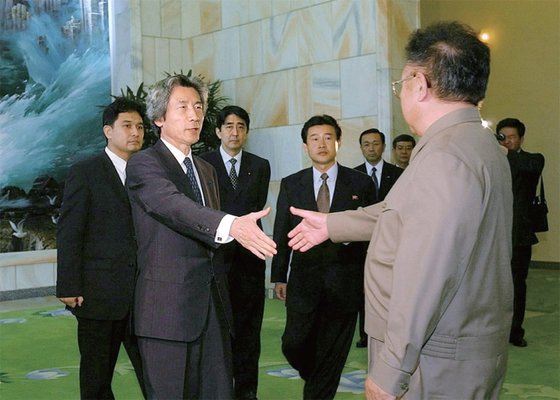 2002년 9월 고이즈미 준이치로 당시 일본 총리가 방북해 김정일 국방위원장을 만난 모습. 고이즈미 전 총리의 방북 당시 일본인 납북자 5명이 귀환했다. 중앙DB.