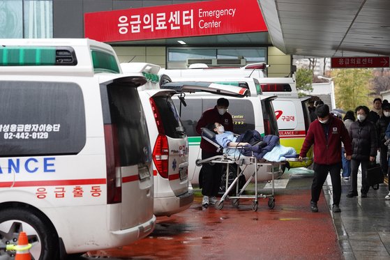 정부의 의대 정원 증원에 반발해 전공의가 대거 이탈한 가운데 21일 오후 서울 송파구 한 종합병원 응급의료센터에 환자가 이송되고 있다. 뉴시스