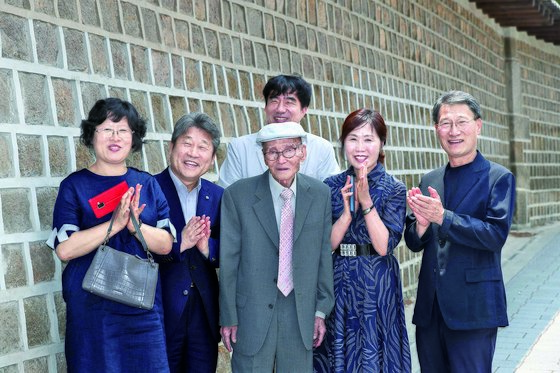 대산 김석진 옹이 서울 덕수궁 돌담길에서 주역을 가르친 제자들과 함께 정다운 시간을 보내고 있다. 김상선 기자