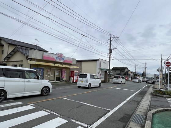 23일 일본 구마모토현에 있는 TSMC 공장과 가까운 역 중 하나인 하라미즈역 인근 도로. 출퇴근 시간이 아닌데도 차량이 길게 줄을 서있다. 김현예 특파원