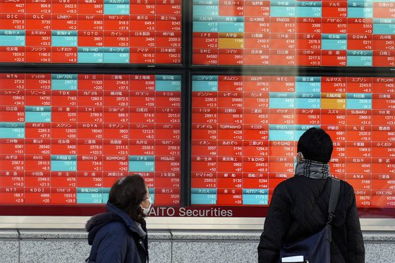 지난 1월 도쿄의 한 증권사에서 사람들이 일본 주식 가격을 보여주는 전자 주식 게시판을 바라보는 모습. [AP=연합뉴스]