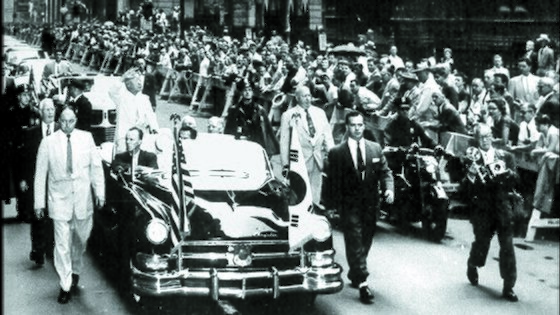 1954년 이승만 대통령이 미국 뉴욕 맨해튼 '영웅의 거리' 자동차 행진을 하는 모습이다. 이를 담은 동영상이 내달 1일 개봉하는 다큐멘터리 영화 '건국전쟁'을 통해 70년만에 대중 공개된다. 사진 김덕영