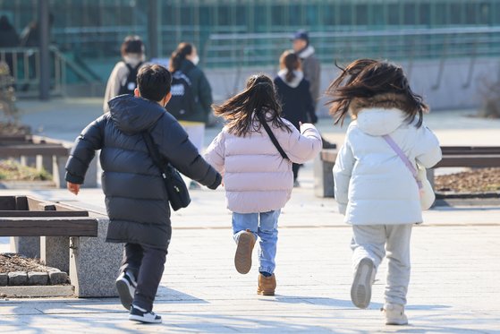 서울 용산구 국립중앙박물관을 찾은 어린이들이 이동하고 있다.   저출산 속도가 빨라지면서 최근 10년 사이 우리나라 18세 미만 아동 인구가 200만명 넘게 줄어들었다. 연합뉴스