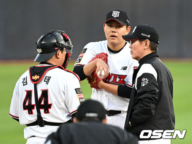 [OSEN=수원, 이대선 기자] KT 이강철 감독이 마운드에 올라 투수 소형준, 포수 김준태와 이야기를 나누고 있다. 2023.05.10 /sunday@osen.co.kr