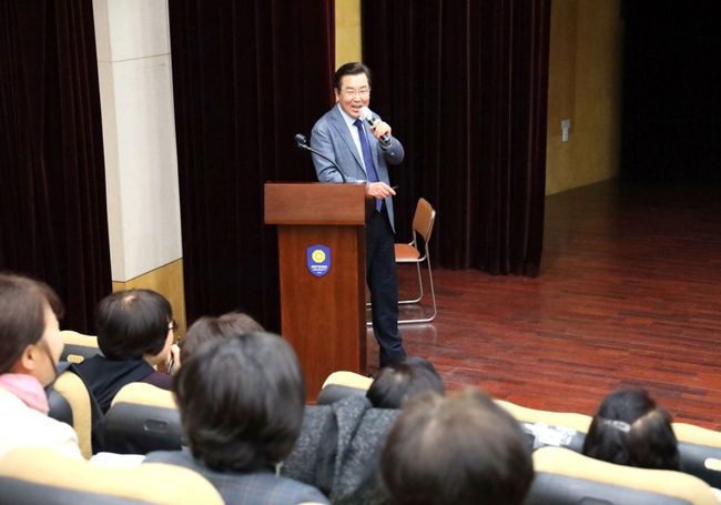 안양대학교 장광수 총장이 제25기 안양시 여성지도자 양성과정에서‘인공지능시대 여성 지도자의 역할’을 주제로 특별 강연을 했다. / 안양대학교