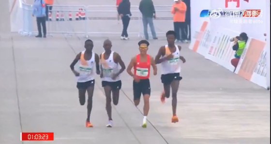 소셜미디어(SNS)에서는 지난 14일 중국 베이징에서 열린 하프 마라톤 대회에서 외국 선수들이 결승점 전에 속도를 늦추는 듯한 영상이 게재되며 논란이 됐다. 사진 엑스 캡처