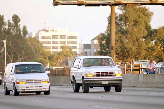 1994년 6월 17일 심슨은 경찰에 출석하지 않은 채 도주했다. SUV (오른쪽 하얀색)를 타고 고속도로를 달리는 심슨. AP=연합뉴스