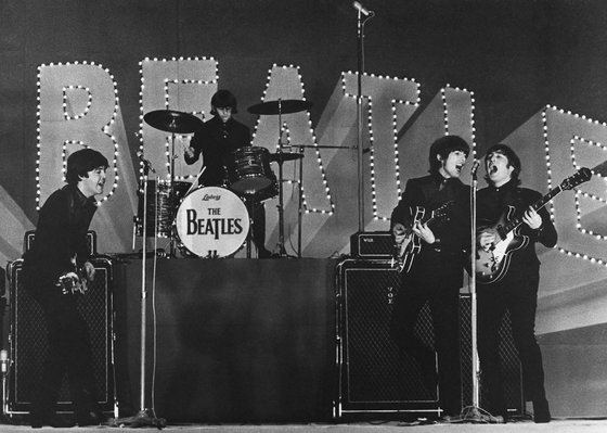 비틀스가 1966년 6월 30일 일본 도쿄 부도칸에서 공연하고 있다. 지지통신=연합뉴스